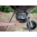 Barbecue charbon WEBER master-touch GBS premium E-5775 black sur pied 57 cm – vue 4