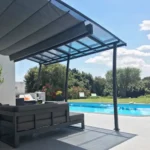 OSLO – PERGOLA ADOSSEE EN ALUMINIUM/ACIER 3,5X4M ET PANNEAUX POLYCARBONATE