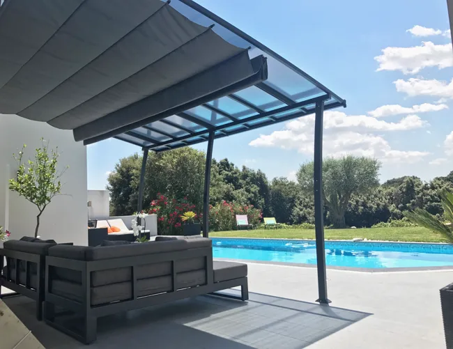 OSLO – PERGOLA ADOSSEE EN ALUMINIUM/ACIER 3,5X4M ET PANNEAUX POLYCARBONATE