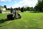 Tondeuse autoportée Etesia sur une pelouse de jardin